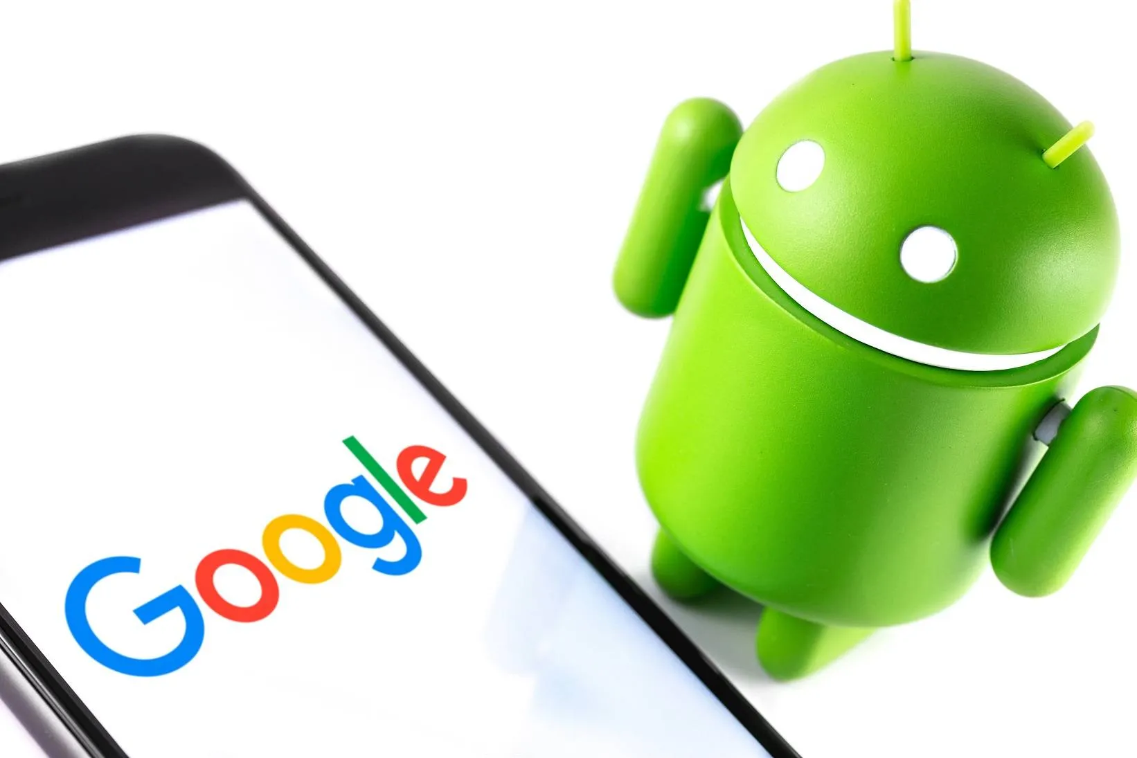 Google Android Figur und ein Smartphone