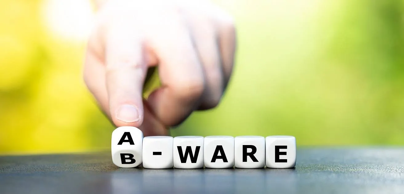 Hand dreht Würfel und ändert den Ausdruck "B-Ware" in "A-Ware".
