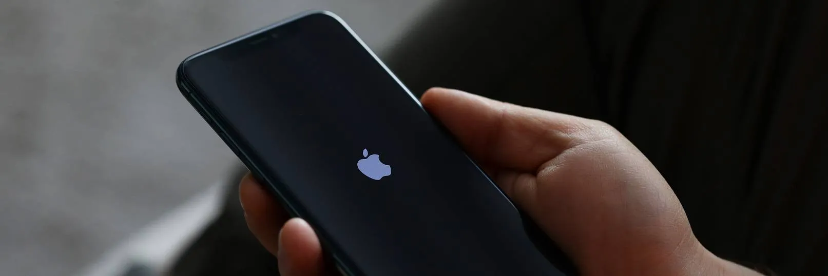 männliche Hand hält Apple iPhone