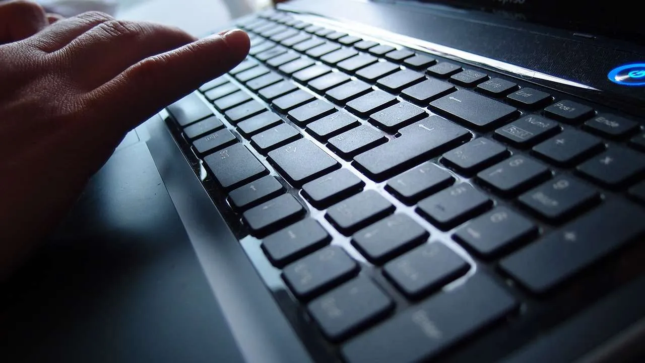 Wie ihr eure Tastatur an den Laptop anschließen könnt – Eine Schritt-für-Schritt-Anleitung