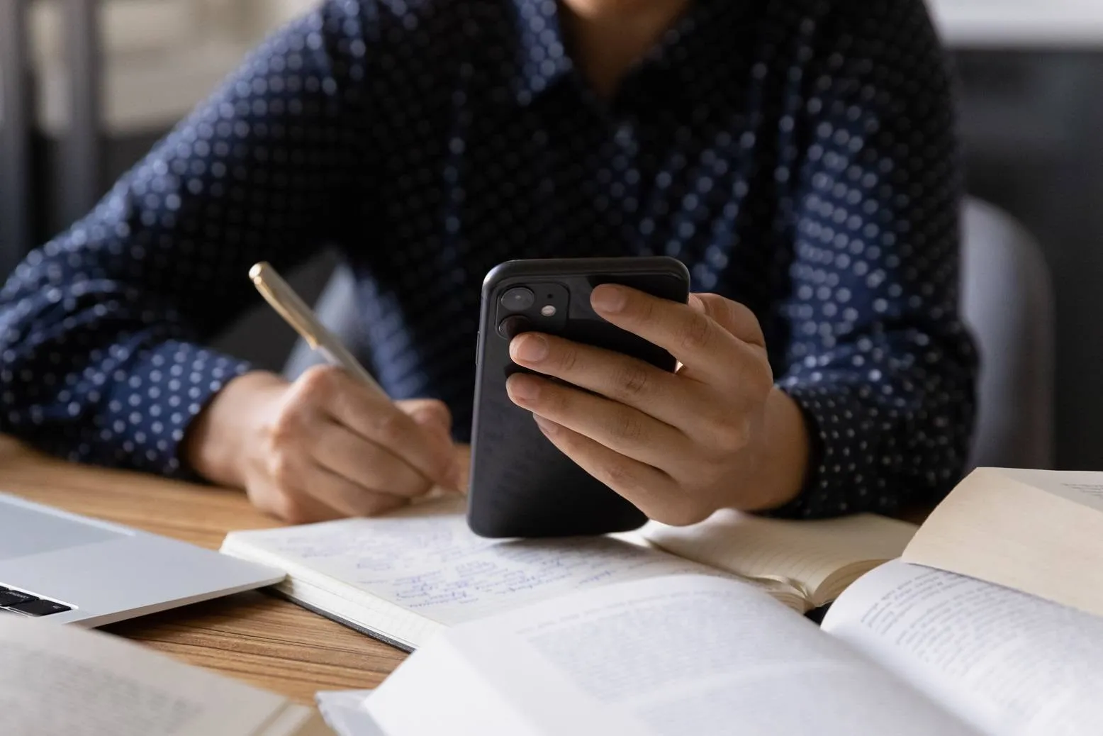 weibliche Studentin nutzt online Lern App