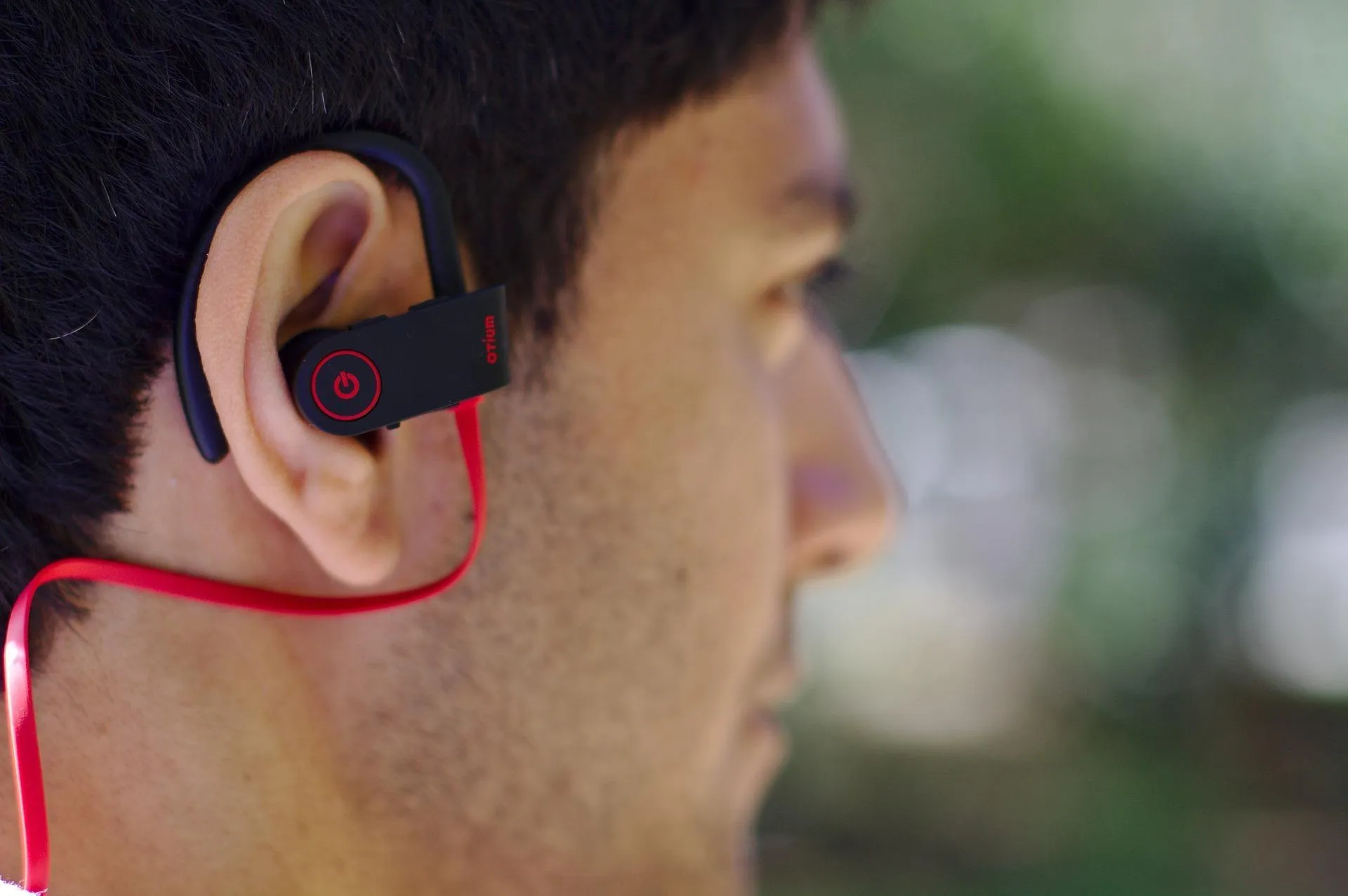 Mann mit in Ear Kopfhörern