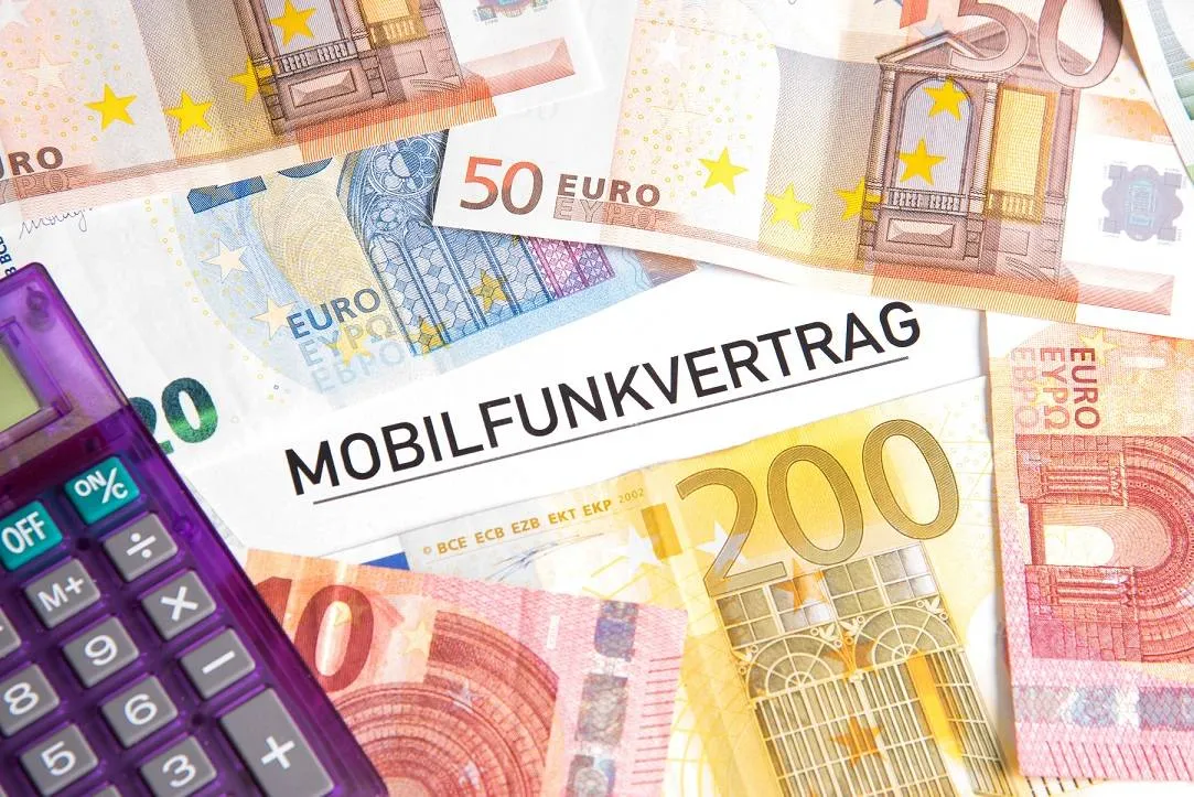 n Mobilfunkvertrag und Geld auf dem Tisch