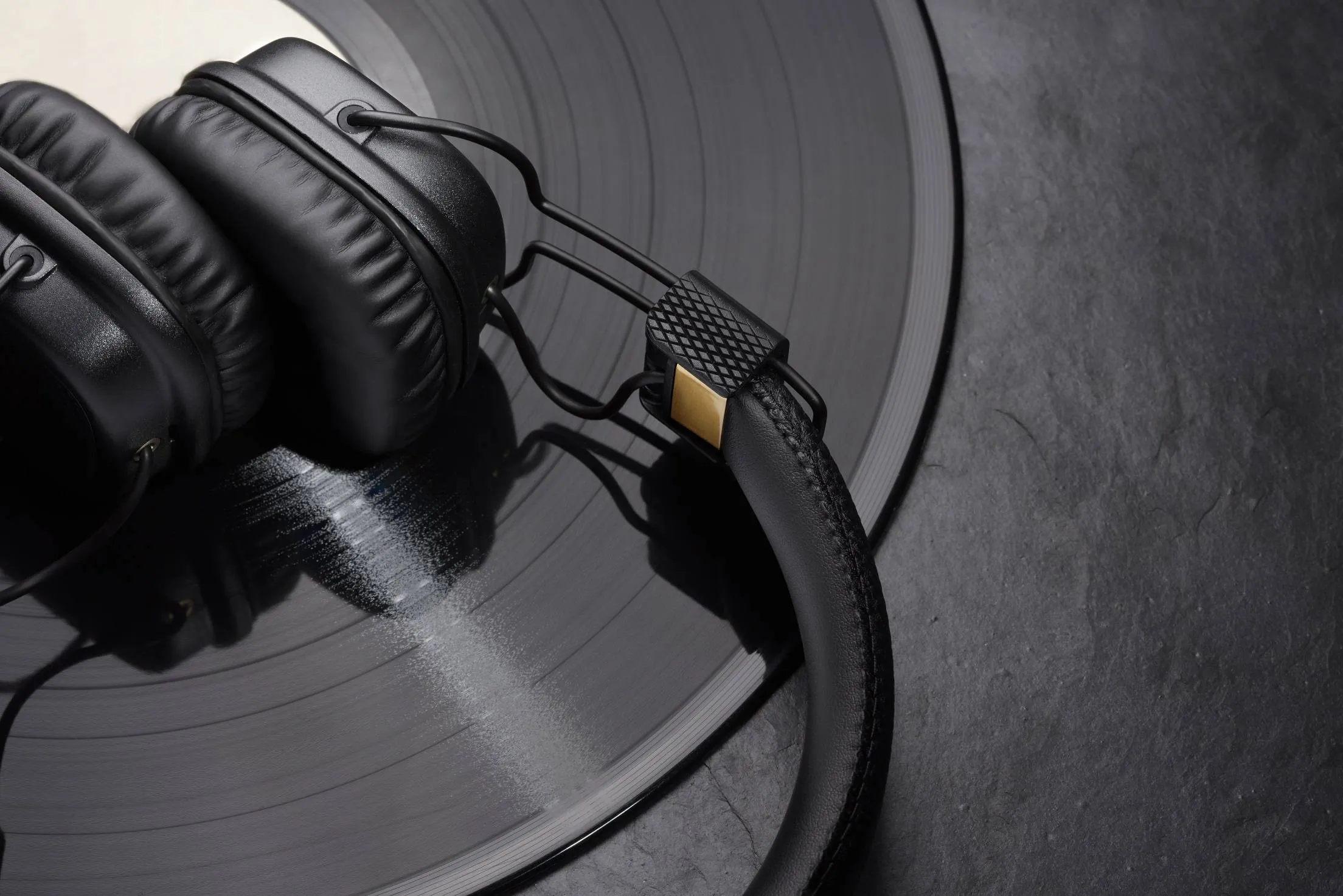 Schwarze On-Ear Kopfhörer auf einer Schallplatte