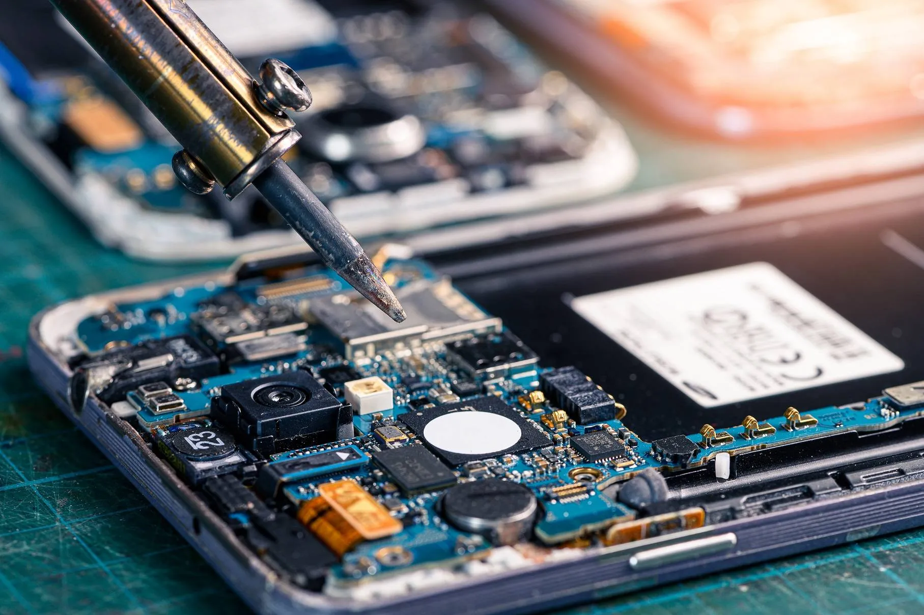 geöffnetes Smartphone mit Blick auf das Mainboard