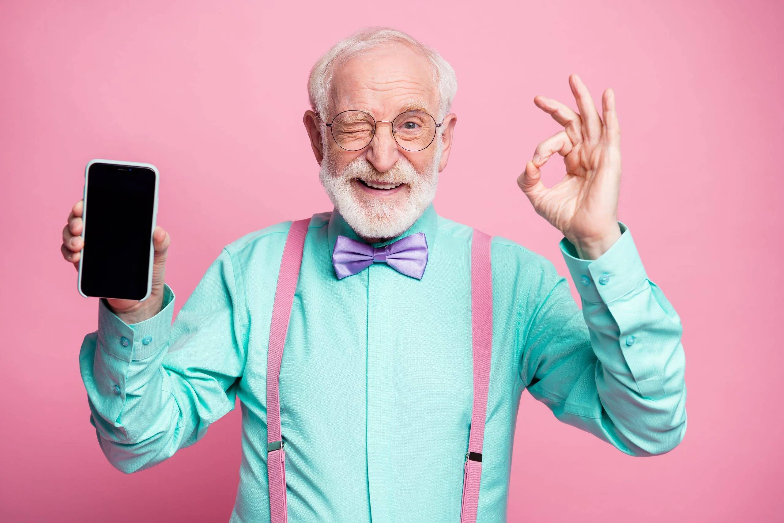 Älterer Herr hält Smartphone in der Hand