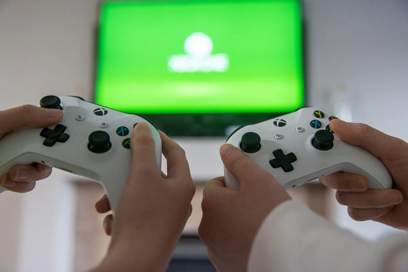 Zwei Xbox One Controller in weiß